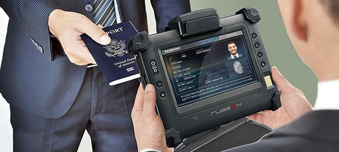 защищенный планшет RuggON PM-311B со встроенными высокоточным считывателем отпечатков пальцев и считывателем информации с машиночитаемых зон (MRZ)